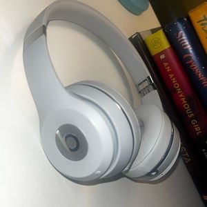 White beats headphones SOLO 3